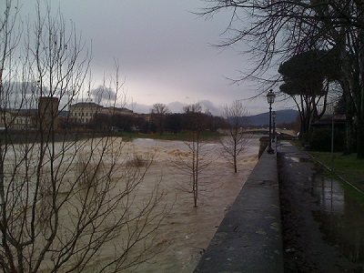 Arno a Ponte San Niccolò, la mattina del 12 marzo 2013 alle 09:30