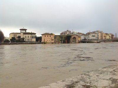 Arno in piena a Pisa, pomeriggio del 12 marzo 2013