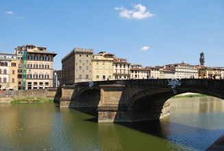 L'Arno al ponte Santa Trinita nel centro di Firenze