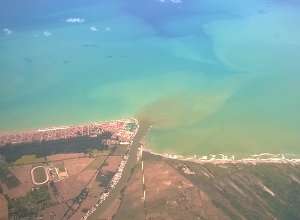 Trasporto solido alla foce dell'Arno, dopo una delle piene che hanno caratterizzato l'anomalo Luglio 2014