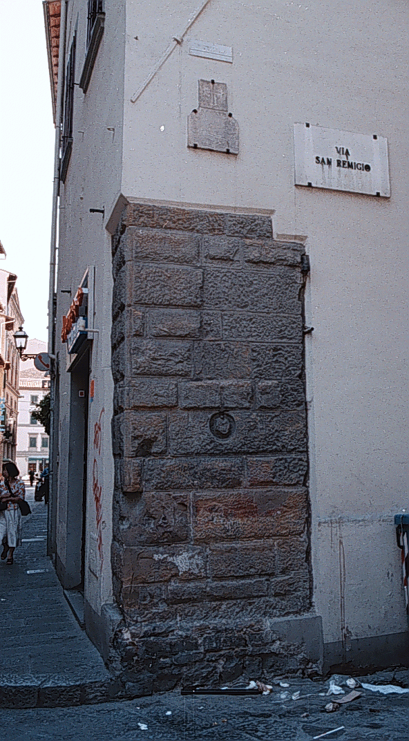 Le targhe delle alluvioni del 1966 e del 1333 a confronto in Via San Remigio angolo Via dei Neri